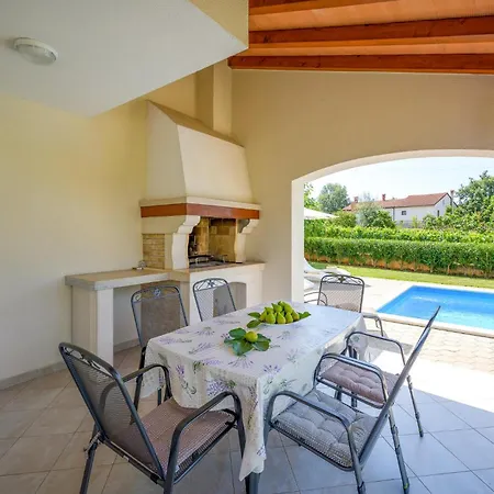 Сasa de vacaciones Lovely In Kmacici With Kitchen