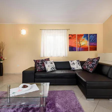 Дом отдыха Three-bedroom In Kmacici *